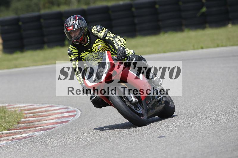 Archiv-2025/27 12.06.2025 Ducati Schweiz Trackday Warmup  ADR/blau-bleu/13